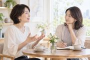 対話の中で相手の話に耳を傾け、質問を重ねる40〜50代の女性たち