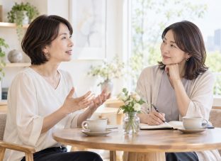 対話の中で相手の話に耳を傾け、質問を重ねる40〜50代の女性たち