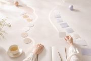 ノートとカードを使いながら、自分に合う支援の方法を整理する様子