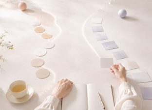 ノートとカードを使いながら、自分に合う支援の方法を整理する様子