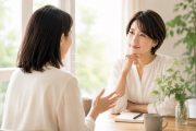 向かい合って会話する女性と、相手の言葉に耳を傾ける女性