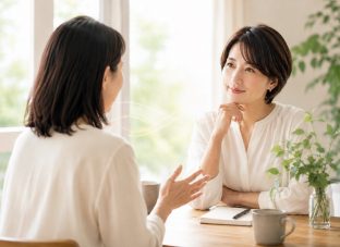 向かい合って会話する女性と、相手の言葉に耳を傾ける女性