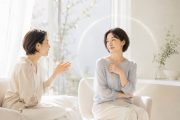 **ALT：** 話を聞きながら自分の心の距離も大切にする女性