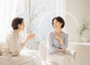 **ALT：** 話を聞きながら自分の心の距離も大切にする女性