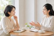 明るい室内で対話をする女性とプロコーチ