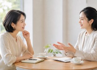 明るい室内で対話をする女性とプロコーチ