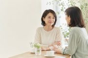 向かい合って話す女性と、穏やかに耳を傾ける女性の様子