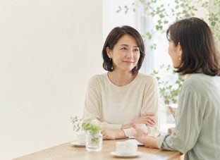 向かい合って話す女性と、穏やかに耳を傾ける女性の様子