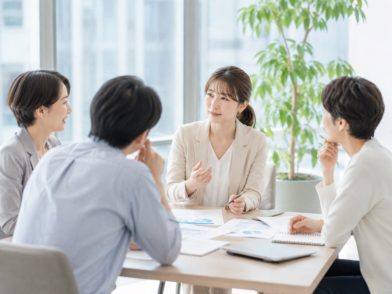 新年度1か月後のチーム状態を、1on1や対話を通して見直している職場の様子