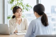 40代の女性同士が明るいオフィスで1on1を行い、対話を通してチームの小さなズレを見直している様子