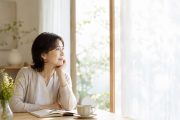 人間関係で疲れやすい人が、境界線を整えるために静かな時間を過ごしているイメージ