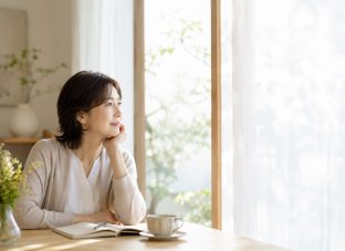 人間関係で疲れやすい人が、境界線を整えるために静かな時間を過ごしているイメージ