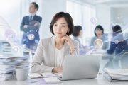 女性管理職の抱え込みを表す、職場で多くの業務や調整を担う女性の様子