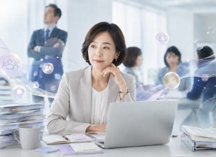 女性管理職の抱え込みを表す、職場で多くの業務や調整を担う女性の様子