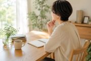 50代からの働き方を見直す女性。明るい部屋のデスクでノートを前に、自分に合う仕事や役割について考えている様子