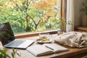 季節の変わり目に、窓辺で仕事と休息のバランスを見直す暮らしの風景