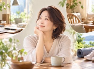 50代女性が仕事・人間関係・体のバランスを考える様子