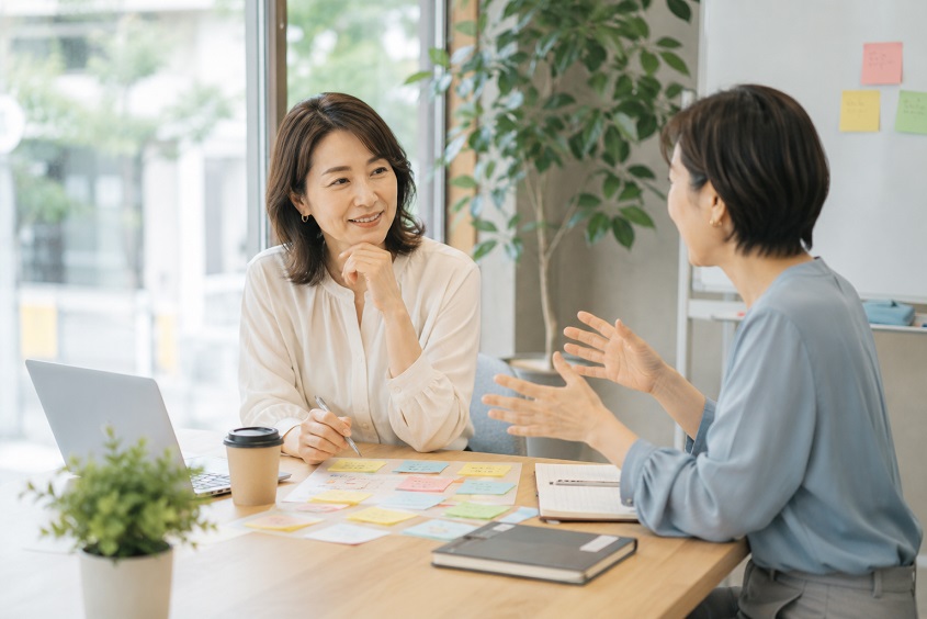 対話をしながら仕事のアイデアを整理するアラフィフ世代の女性たち