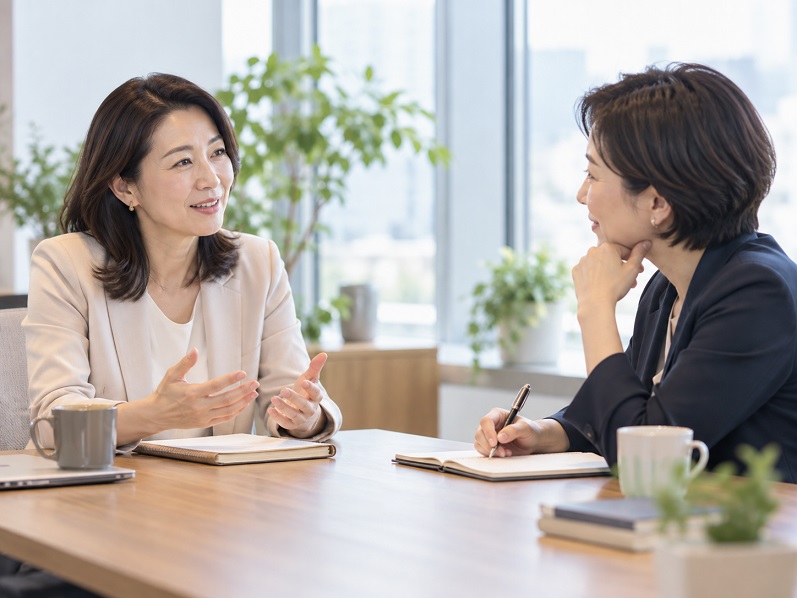 オフィスで1on1の対話をする40〜50代の女性たち