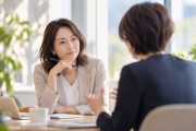 明るいオフィスで1on1の対話をする40〜50代の女性たち